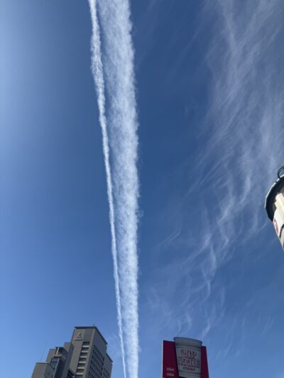 大きな飛行機雲
